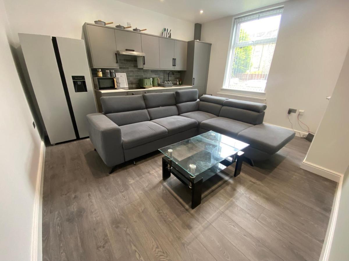 Villa Entire Luxury House à Elland Extérieur photo